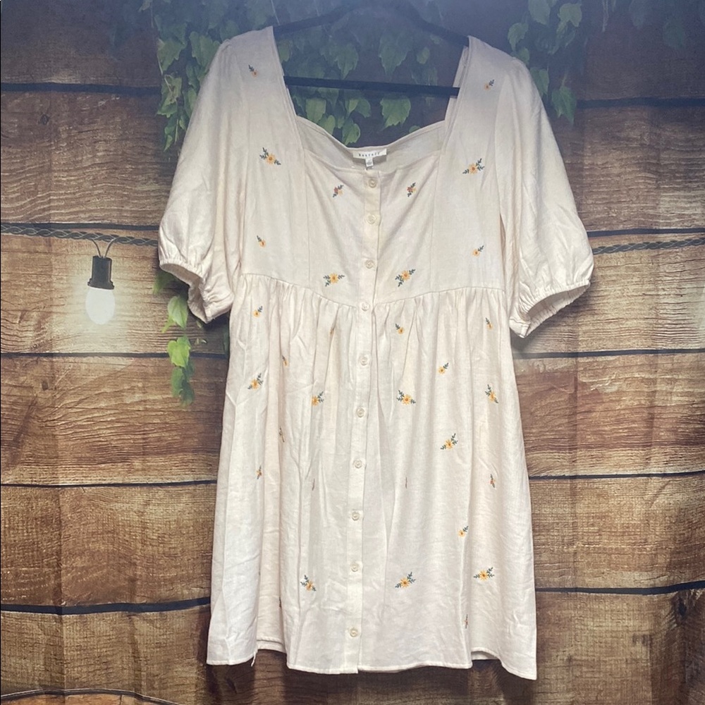 🆕Boutique Floral Embroidered Cream Dress